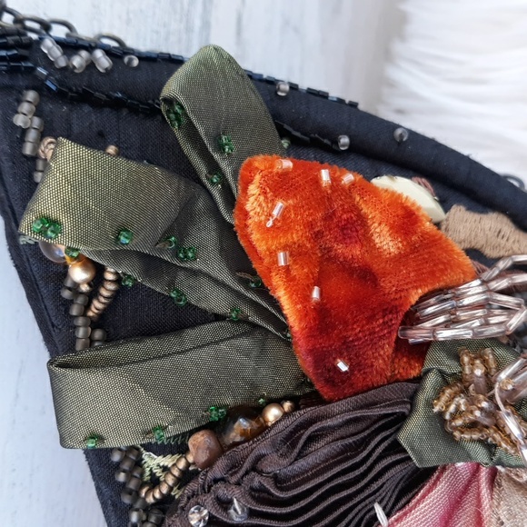 EUC VTG  MARY FRANCES SMALL CRESCENT CROSSBODY BAG - Picture 3 of 15